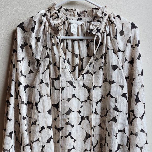 H&M Cream/Black Ruffled V-Neck Seashell Blouse Size XS - Picture 4 of 12